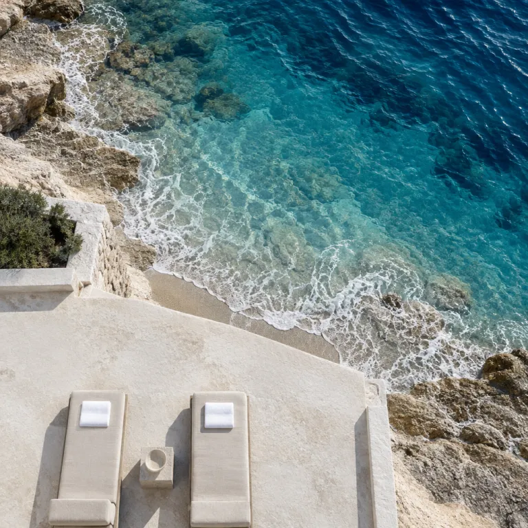 Hotel luxury Greece: Cyclades beachfront escapes for refined island stays