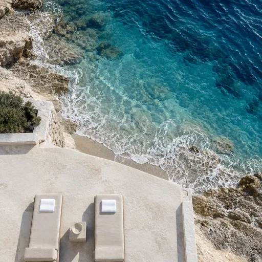 Hotel luxury Greece: Cyclades beachfront escapes for refined island stays